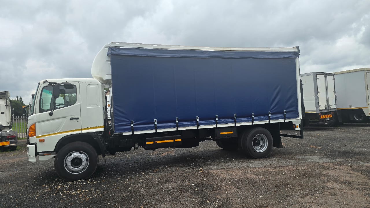 Hino 500 1626 Curtain side