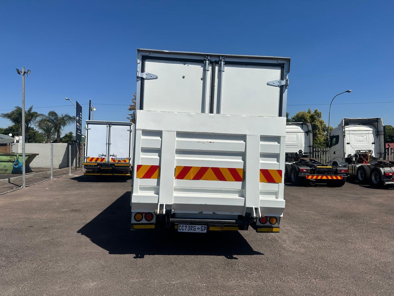 2012 Isuzu 4 ton box body