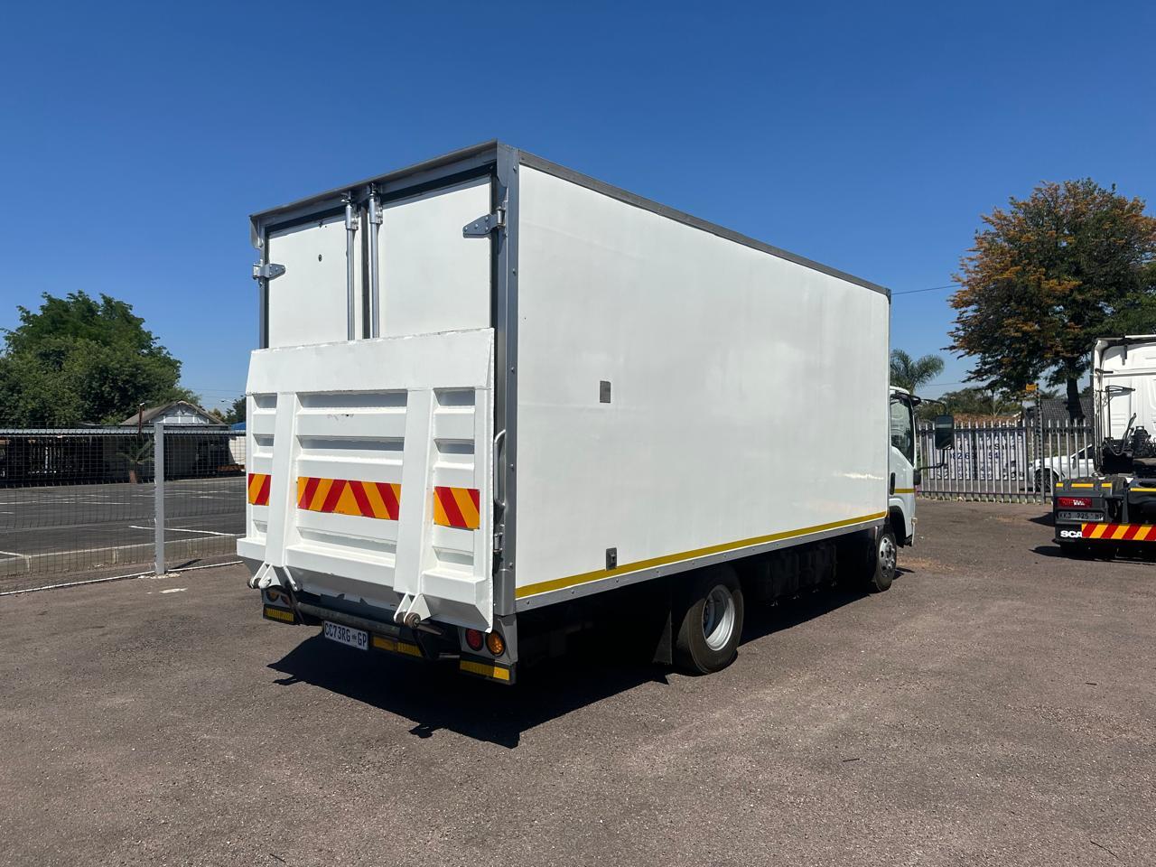 2012 Isuzu 4 ton box body