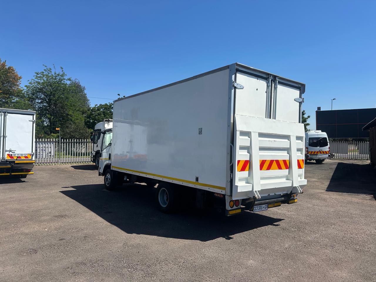 2012 Isuzu 4 ton box body