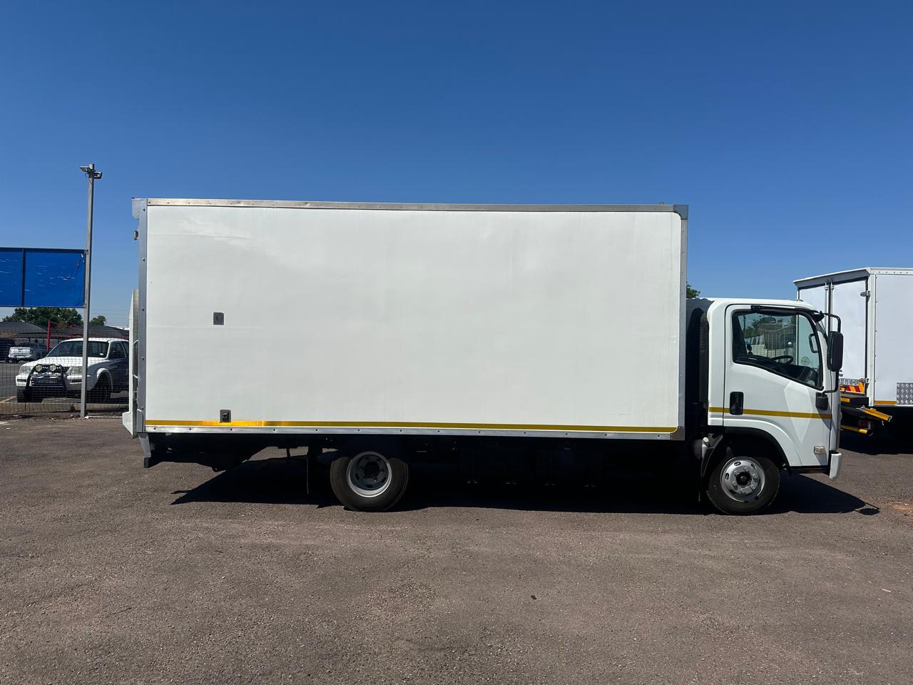 2012 Isuzu 4 ton box body