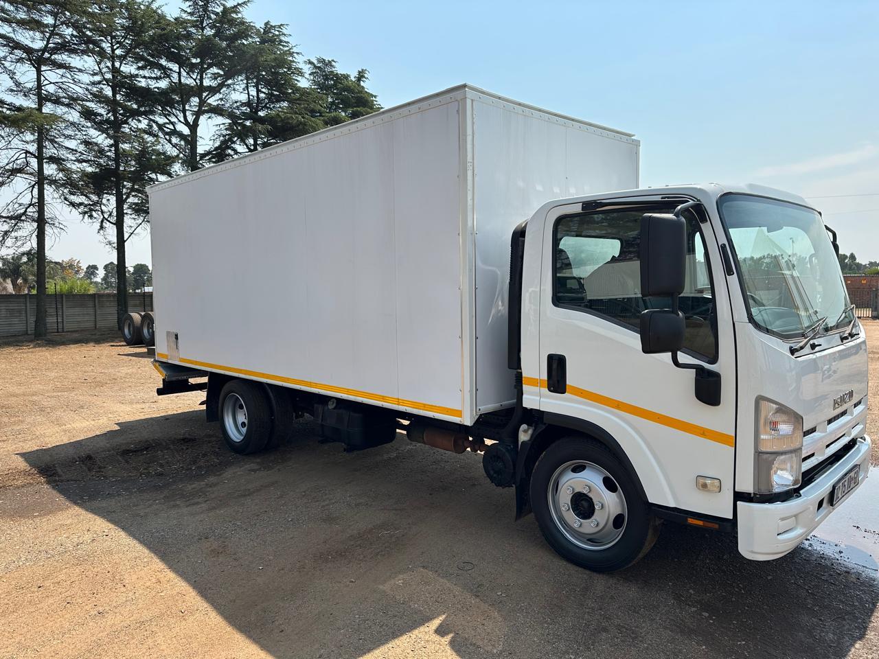 2015 Isuzu 4 ton box body