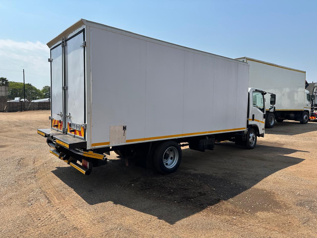 2015 Isuzu 4 ton box body