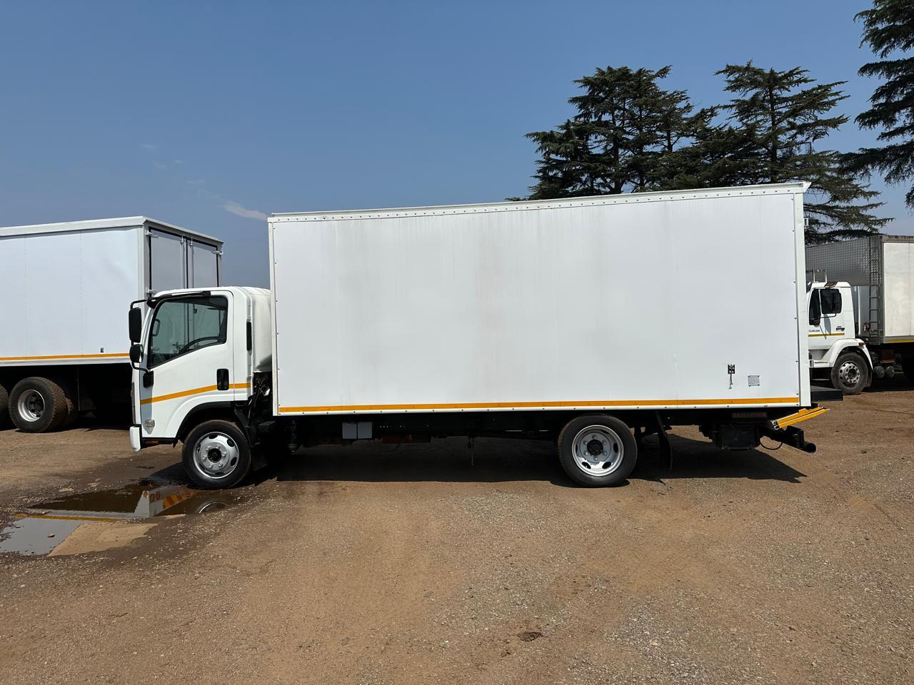2015 Isuzu 4 ton box body