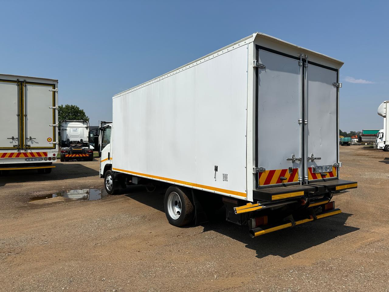 2015 Isuzu 4 ton box body