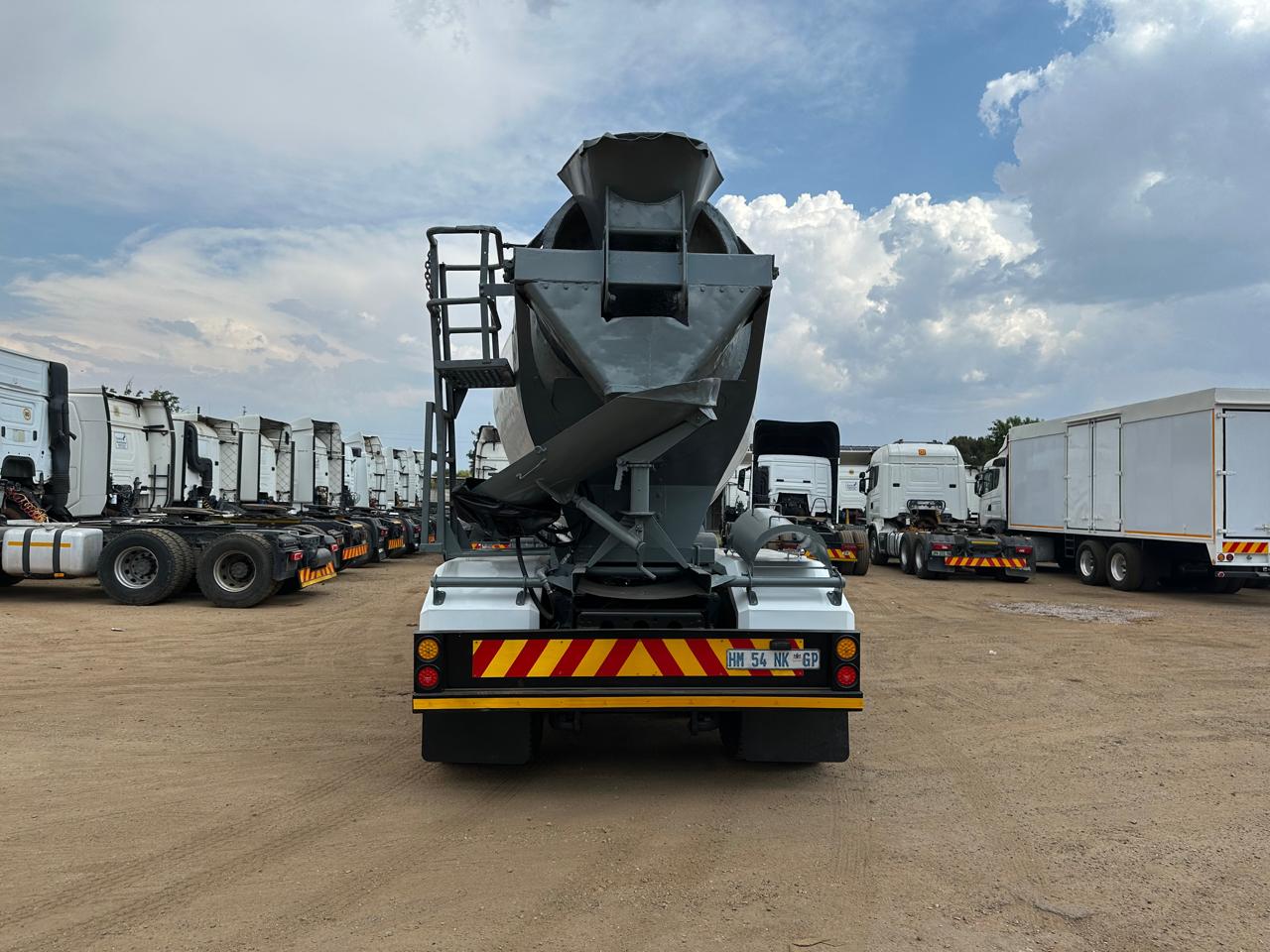 2012 Mercedes Benz Axor 3535 8x4 8 cube cement mixer