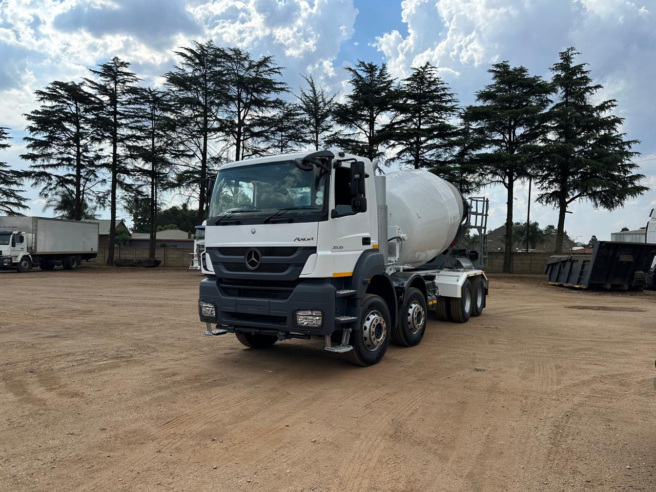 Mercedes Benz Axor 3535 8x4 8 cube cement mixer