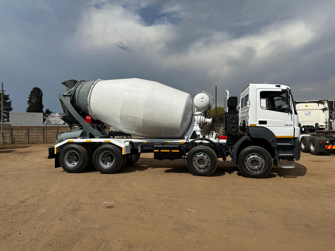 Mercedes Benz Axor 3535 8x4 8 cube cement mixer