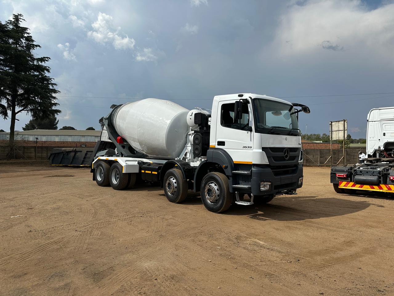 Mercedes Benz Axor 3535 8x4 8 cube cement mixer